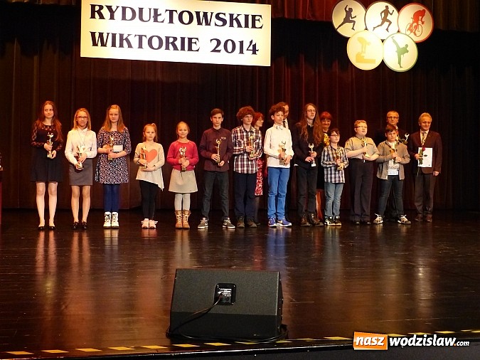 Zdjęcie w galerii na portalu naszwodzislaw.com: Wiktorie trafiły do rąk najlepszych sportowc&oacute;w wiadomości z regionu