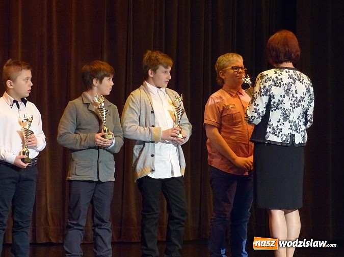 Zdjęcie w galerii na portalu naszwodzislaw.com: Wiktorie trafiły do rąk najlepszych sportowc&oacute;w wiadomości z regionu