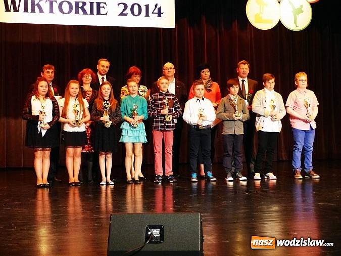 Zdjęcie w galerii na portalu naszwodzislaw.com: Wiktorie trafiły do rąk najlepszych sportowc&oacute;w wiadomości z regionu