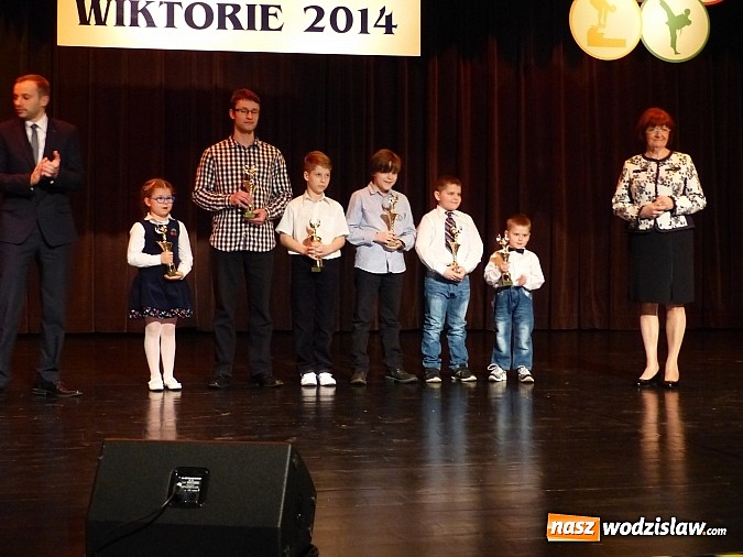 Zdjęcie w galerii na portalu naszwodzislaw.com: Wiktorie trafiły do rąk najlepszych sportowc&oacute;w wiadomości z regionu