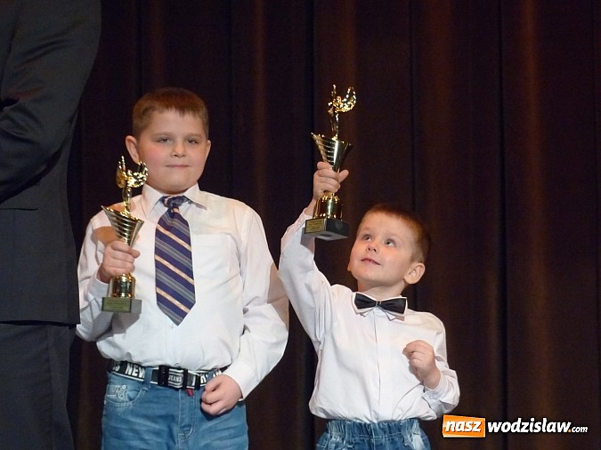 Zdjęcie w galerii na portalu naszwodzislaw.com: Wiktorie trafiły do rąk najlepszych sportowc&oacute;w wiadomości z regionu