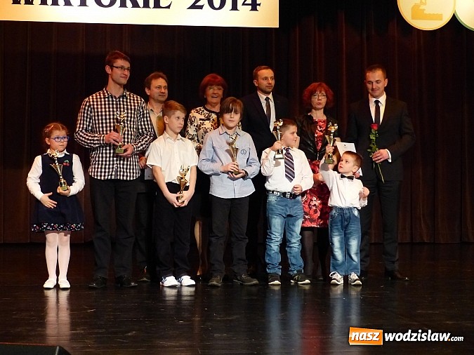 Zdjęcie w galerii na portalu naszwodzislaw.com: Wiktorie trafiły do rąk najlepszych sportowc&oacute;w wiadomości z regionu