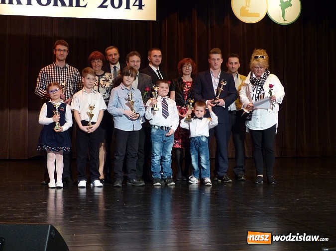 Zdjęcie w galerii na portalu naszwodzislaw.com: Wiktorie trafiły do rąk najlepszych sportowc&oacute;w wiadomości z regionu