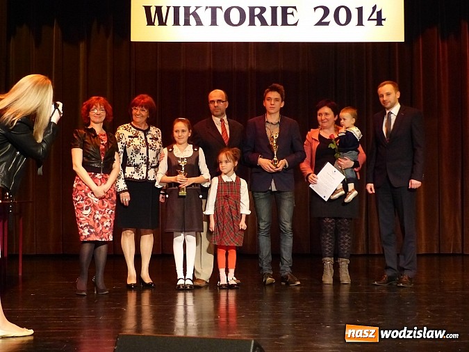 Zdjęcie w galerii na portalu naszwodzislaw.com: Wiktorie trafiły do rąk najlepszych sportowc&oacute;w wiadomości z regionu