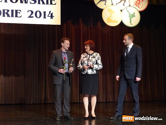 Zdjęcie w galerii na portalu naszwodzislaw.com: Wiktorie trafiły do rąk najlepszych sportowc&oacute;w wiadomości z regionu