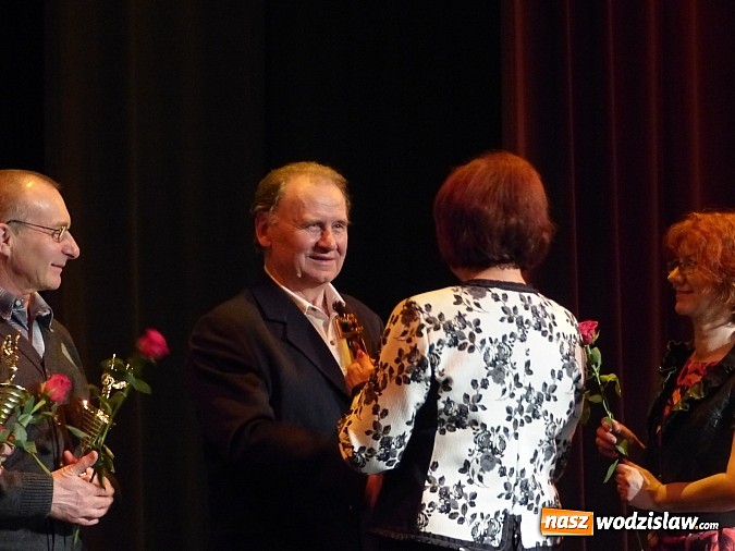 Zdjęcie w galerii na portalu naszwodzislaw.com: Wiktorie trafiły do rąk najlepszych sportowc&oacute;w wiadomości z regionu