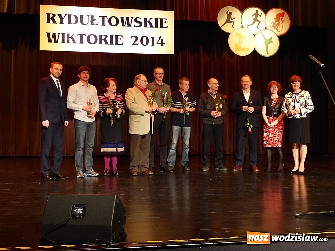 Zdjęcie w galerii na portalu naszwodzislaw.com: Wiktorie trafiły do rąk najlepszych sportowc&oacute;w wiadomości z regionu