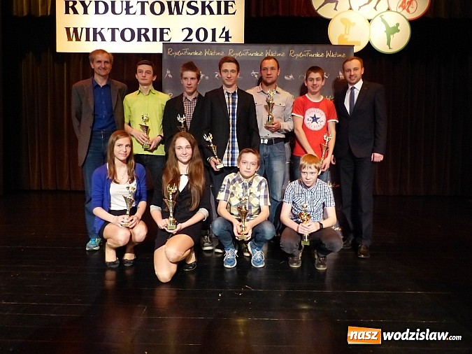Zdjęcie w galerii na portalu naszwodzislaw.com: Wiktorie trafiły do rąk najlepszych sportowc&oacute;w wiadomości z regionu