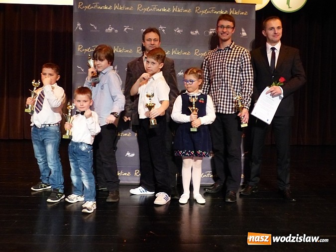 Zdjęcie w galerii na portalu naszwodzislaw.com: Wiktorie trafiły do rąk najlepszych sportowc&oacute;w wiadomości z regionu