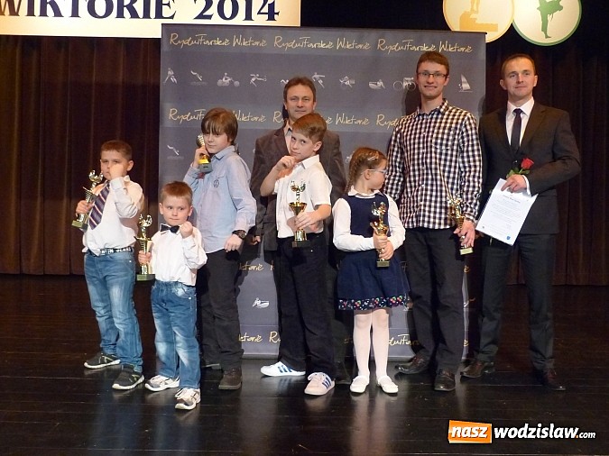 Zdjęcie w galerii na portalu naszwodzislaw.com: Wiktorie trafiły do rąk najlepszych sportowc&oacute;w wiadomości z regionu