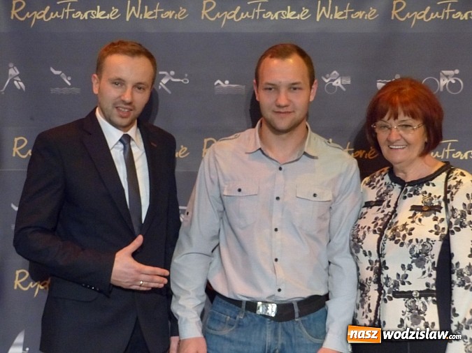 Zdjęcie w galerii na portalu naszwodzislaw.com: Wiktorie trafiły do rąk najlepszych sportowc&oacute;w wiadomości z regionu