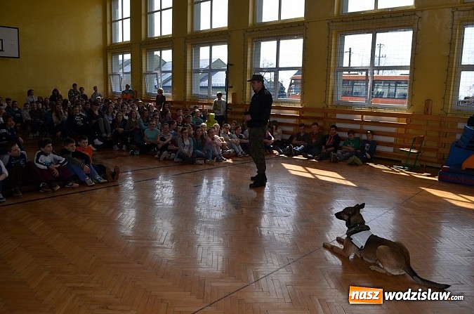 Zdjęcie w galerii na portalu naszwodzislaw.com: Straż Graniczna z wizytą w szkołach w  Lubomi i Raciborzu wiadomości z regionu