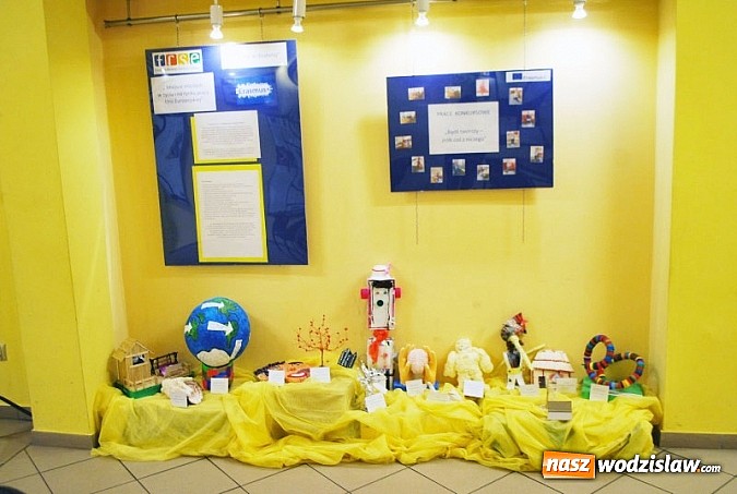 Zdjęcie w galerii na portalu naszwodzislaw.com: W SP nr 10 można podziwiać wystawę pt. "Zespół Szkół nr 3 zmienia życie, otwiera umysły" wiadomości z regionu