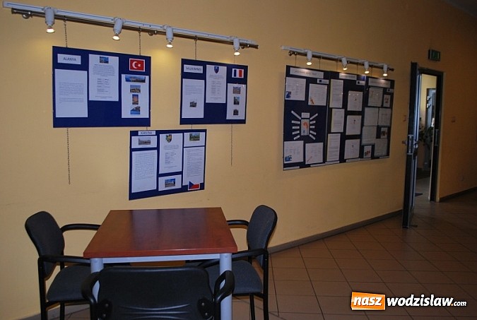 Zdjęcie w galerii na portalu naszwodzislaw.com: W SP nr 10 można podziwiać wystawę pt. "Zespół Szkół nr 3 zmienia życie, otwiera umysły" wiadomości z regionu