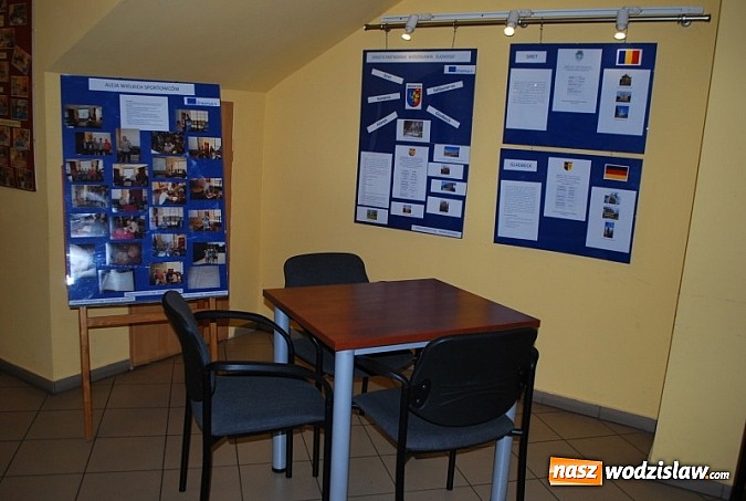 Zdjęcie w galerii na portalu naszwodzislaw.com: W SP nr 10 można podziwiać wystawę pt. "Zespół Szkół nr 3 zmienia życie, otwiera umysły" wiadomości z regionu