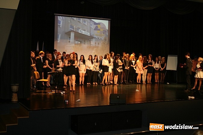 Zdjęcie w galerii na portalu naszwodzislaw.com: Najlepsi absolwenci zostali wyróżnieni wiadomości z regionu