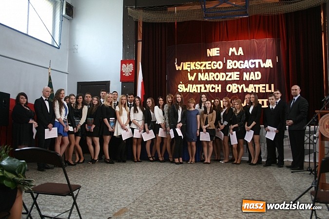 Zdjęcie w galerii na portalu naszwodzislaw.com: Najlepsi absolwenci zostali wyróżnieni wiadomości z regionu