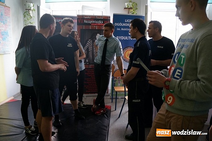 Zdjęcie w galerii na portalu naszwodzislaw.com: Policjanci na targach edukacyjnych  wiadomości z regionu