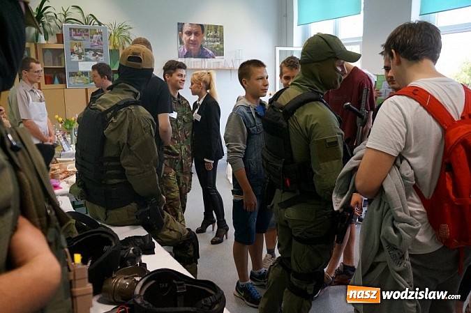 Zdjęcie w galerii na portalu naszwodzislaw.com: Policjanci na targach edukacyjnych  wiadomości z regionu