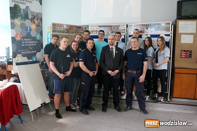 Zdjęcie w galerii na portalu naszwodzislaw.com: Policjanci na targach edukacyjnych  wiadomości z regionu