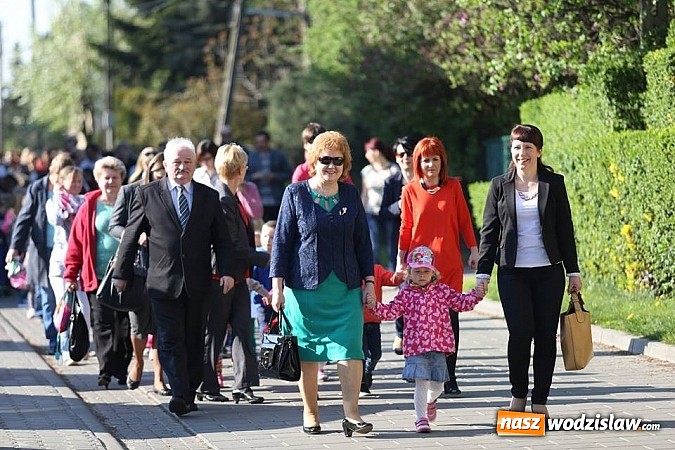 Zdjęcie w galerii na portalu naszwodzislaw.com: Przemarsz przedszkolak&oacute;w do nowego przedszkola! wiadomości z regionu