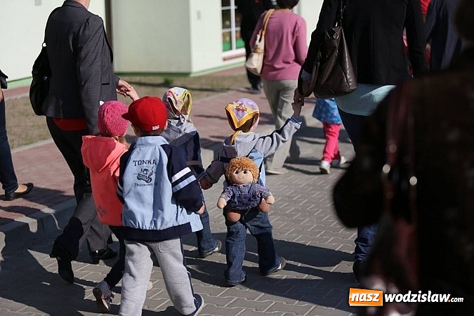 Zdjęcie w galerii na portalu naszwodzislaw.com: Przemarsz przedszkolak&oacute;w do nowego przedszkola! wiadomości z regionu