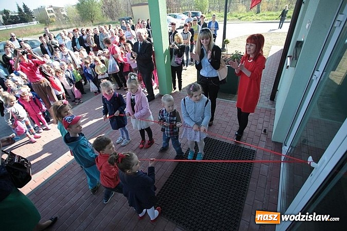Zdjęcie w galerii na portalu naszwodzislaw.com: Przemarsz przedszkolak&oacute;w do nowego przedszkola! wiadomości z regionu