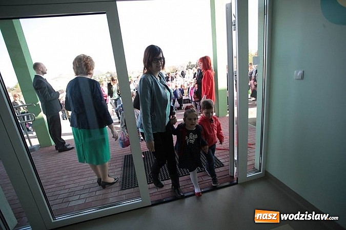 Zdjęcie w galerii na portalu naszwodzislaw.com: Przemarsz przedszkolak&oacute;w do nowego przedszkola! wiadomości z regionu