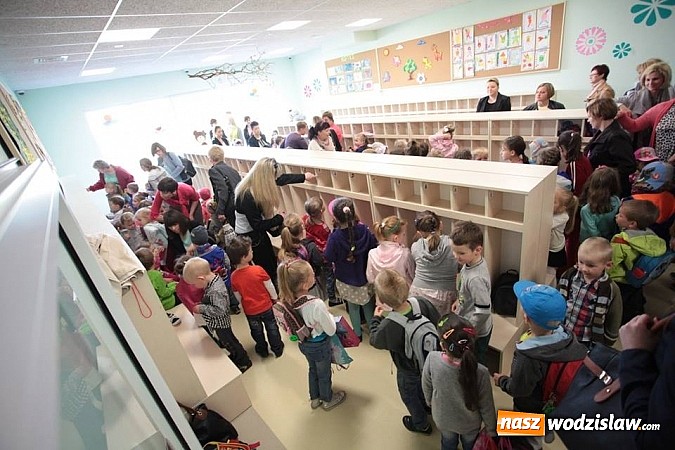Zdjęcie w galerii na portalu naszwodzislaw.com: Przemarsz przedszkolak&oacute;w do nowego przedszkola! wiadomości z regionu