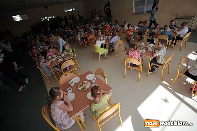 Zdjęcie w galerii na portalu naszwodzislaw.com: Przemarsz przedszkolak&oacute;w do nowego przedszkola! wiadomości z regionu