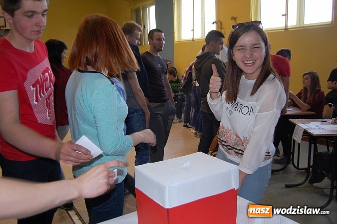 Zdjęcie w galerii na portalu naszwodzislaw.com:  Uczniowie ZSP w Pszowie poszli na wybory  wiadomości z regionu