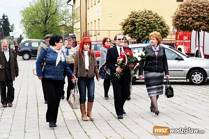 Zdjęcie w galerii na portalu naszwodzislaw.com: Złożyli kwiaty pod Pomnikiem Powstańców Śląskich  wiadomości z regionu