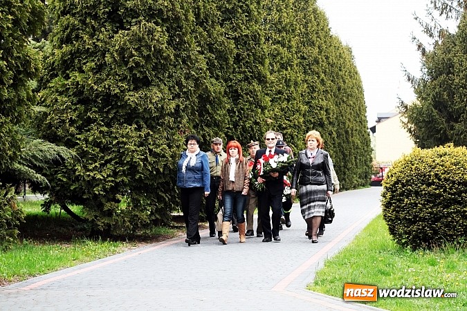 Zdjęcie w galerii na portalu naszwodzislaw.com: Złożyli kwiaty pod Pomnikiem Powstańców Śląskich  wiadomości z regionu