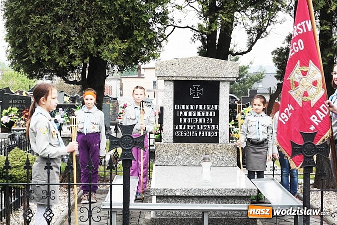 Zdjęcie w galerii na portalu naszwodzislaw.com: Złożyli kwiaty pod Pomnikiem Powstańców Śląskich  wiadomości z regionu