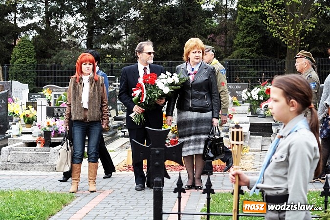 Zdjęcie w galerii na portalu naszwodzislaw.com: Złożyli kwiaty pod Pomnikiem Powstańców Śląskich  wiadomości z regionu