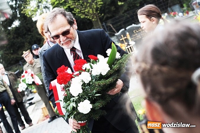 Zdjęcie w galerii na portalu naszwodzislaw.com: Złożyli kwiaty pod Pomnikiem Powstańców Śląskich  wiadomości z regionu