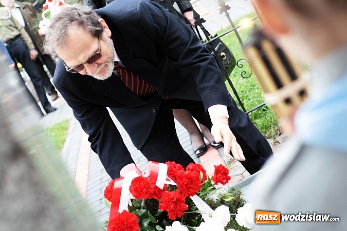 Zdjęcie w galerii na portalu naszwodzislaw.com: Złożyli kwiaty pod Pomnikiem Powstańców Śląskich  wiadomości z regionu