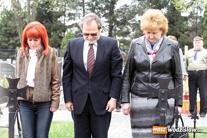 Zdjęcie w galerii na portalu naszwodzislaw.com: Złożyli kwiaty pod Pomnikiem Powstańców Śląskich  wiadomości z regionu