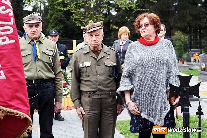 Zdjęcie w galerii na portalu naszwodzislaw.com: Złożyli kwiaty pod Pomnikiem Powstańców Śląskich  wiadomości z regionu