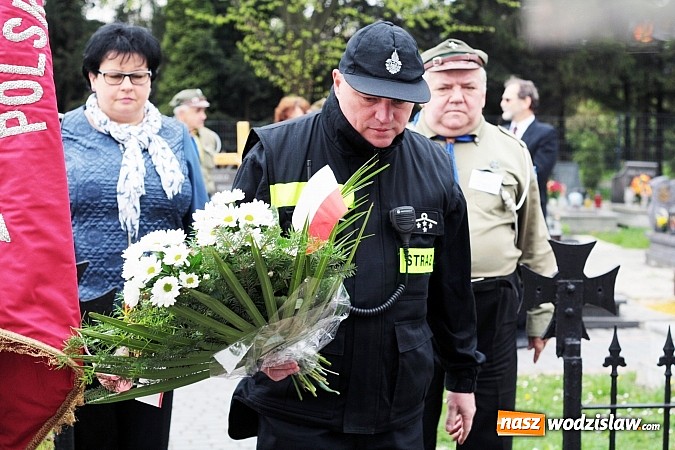 Zdjęcie w galerii na portalu naszwodzislaw.com: Złożyli kwiaty pod Pomnikiem Powstańców Śląskich  wiadomości z regionu