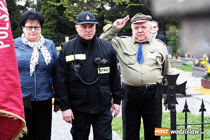 Zdjęcie w galerii na portalu naszwodzislaw.com: Złożyli kwiaty pod Pomnikiem Powstańców Śląskich  wiadomości z regionu