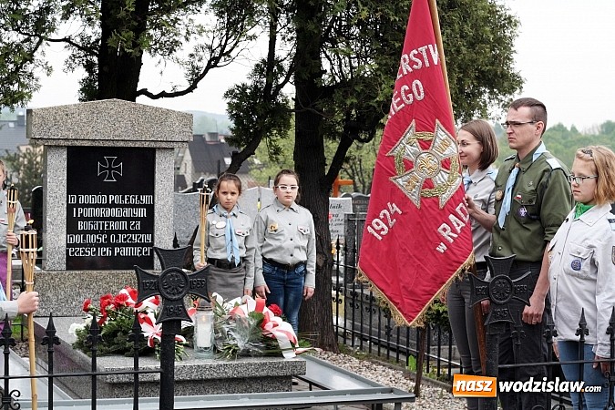 Zdjęcie w galerii na portalu naszwodzislaw.com: Złożyli kwiaty pod Pomnikiem Powstańców Śląskich  wiadomości z regionu