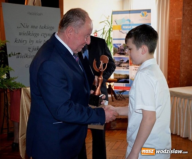 Zdjęcie w galerii na portalu naszwodzislaw.com: Nagrodzono sportowc&oacute;w, trener&oacute;w oraz ludzi kultury wiadomości z regionu