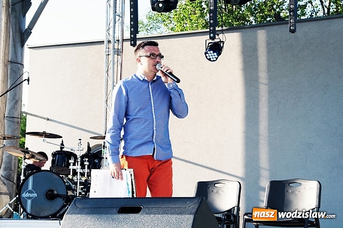 Zdjęcie w galerii na portalu naszwodzislaw.com: Błękitno-zielony piknik na Tropikalnej Wyspie. Gwiazdą wieczoru był zespół Loka wiadomości z regionu