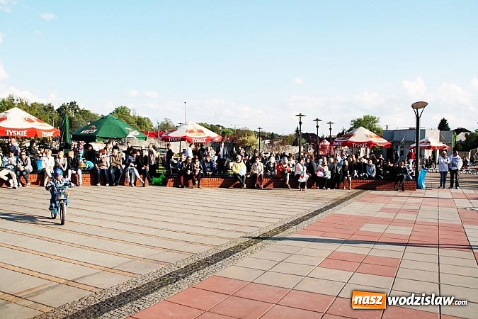 Zdjęcie w galerii na portalu naszwodzislaw.com: Błękitno-zielony piknik na Tropikalnej Wyspie. Gwiazdą wieczoru był zespół Loka wiadomości z regionu