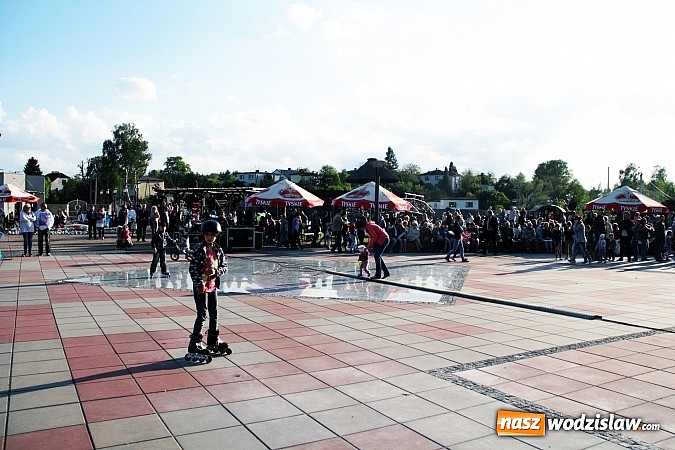 Zdjęcie w galerii na portalu naszwodzislaw.com: Błękitno-zielony piknik na Tropikalnej Wyspie. Gwiazdą wieczoru był zespół Loka wiadomości z regionu