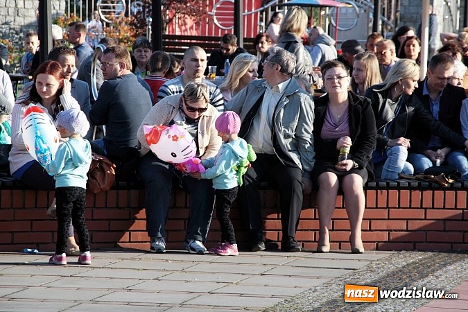 Zdjęcie w galerii na portalu naszwodzislaw.com: Błękitno-zielony piknik na Tropikalnej Wyspie. Gwiazdą wieczoru był zespół Loka wiadomości z regionu