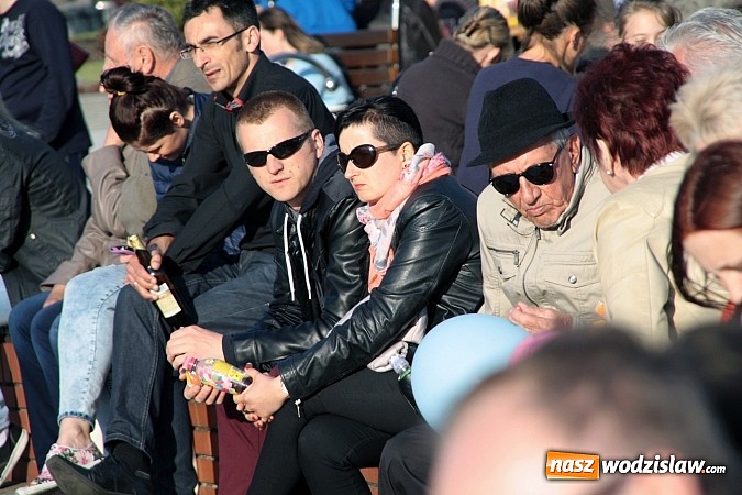 Zdjęcie w galerii na portalu naszwodzislaw.com: Błękitno-zielony piknik na Tropikalnej Wyspie. Gwiazdą wieczoru był zespół Loka wiadomości z regionu