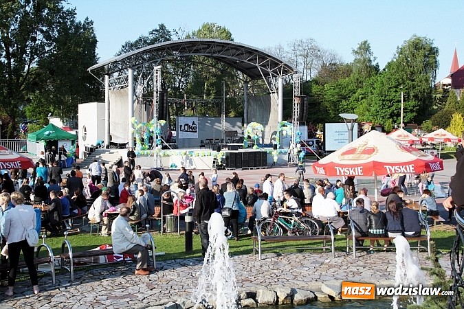 Zdjęcie w galerii na portalu naszwodzislaw.com: Błękitno-zielony piknik na Tropikalnej Wyspie. Gwiazdą wieczoru był zespół Loka wiadomości z regionu