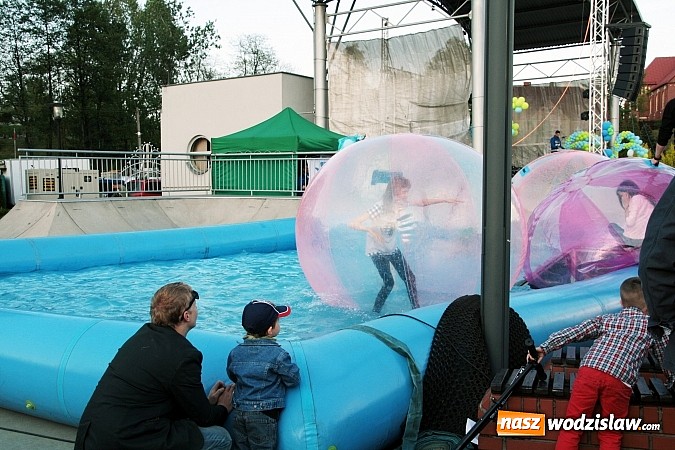 Zdjęcie w galerii na portalu naszwodzislaw.com: Błękitno-zielony piknik na Tropikalnej Wyspie. Gwiazdą wieczoru był zespół Loka wiadomości z regionu